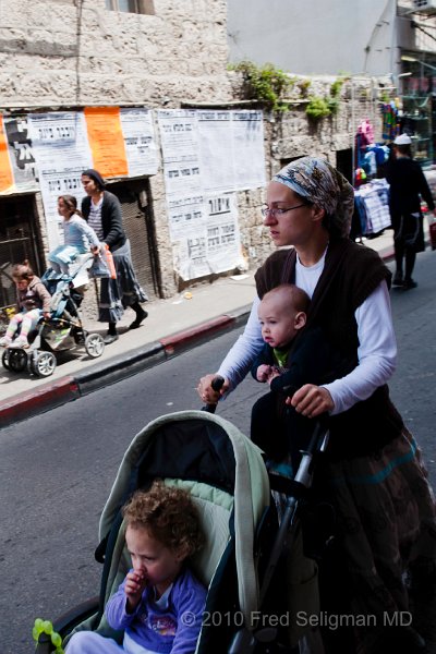 20100409_122245 D3.jpg - Lady and her children, Mea Shearim